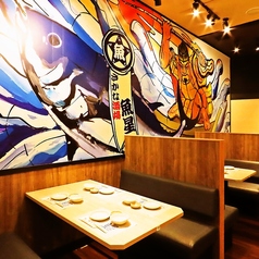 【周りを気にせず楽しめるBOX席】仕切りのあるBOX席をご用意しており、プライベート感を大切にした空間でお食事を楽しんでいただけます。周りを気にせず、リラックスしたひとときを過ごすのに最適です。友人や大切な方との特別な時間を、ぜひ当店でお楽しみください！