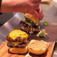 ひとつひとつ丁寧に作り上げるハンバーガー