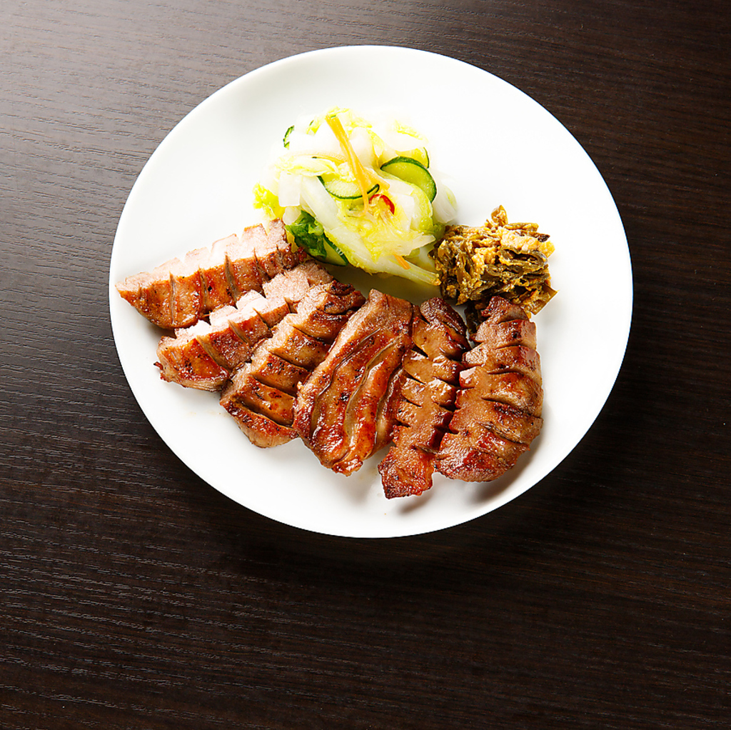 人気の逸品。仙台名物の【牛たん】もぜひどうぞ！