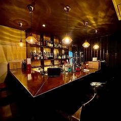 カウンターのお席もございますので、お一人様を始め、友人や恋人とご一緒にゆっくりお過ごしいただけます。オシャレな間接照明の中、当店こだわりのお酒と共に大切な人との語らいを存分にお楽しみくださいませ。