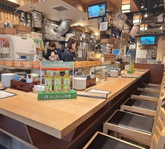 1名様～最大11名様までご案内可能です！ガラスケースには種類豊富な握り飯の具材が並び目の前で握ってる姿を見れます。