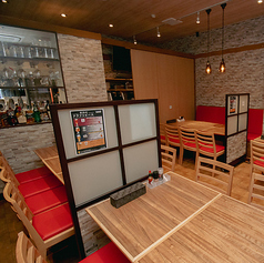 ご家族でのお食事や、会社帰りの同僚とのちょっとした飲み会にも最適な4人掛け♪皆様でごゆっくりお楽しみください。