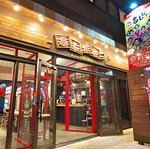 ステージで毎晩開催される民謡ライブ！楽しい歌と踊りで一体感を感じながら沖縄の夜を満喫できます♪