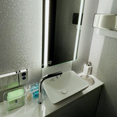 アメニティも充実した綺麗なトイレ。お化粧直し等に安心です。