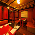 落ち着いた和モダンなデザインの半個室！障子風の窓や格子が空間にプライベート感を与え、周囲を気にせず会話が弾みます！友人との飲み会や接待にも最適！美味しい料理がより特別に彩ります！