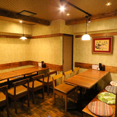 テーブル席は木の質感と間接照明が生み出す落ち着いた雰囲気が特徴。友人同士の食事や軽い飲み会にもぴったりです。