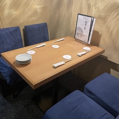 ロールカーテンで仕切れるテーブル席の半個室です。2名様～最大4名様までお座り頂けます。