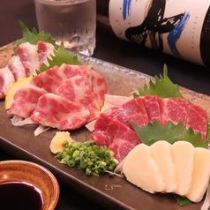 【名物!】小粋な馬刺し食べ比べ盛り合わせ(1~2人前)