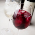 ◆ワインは種類豊富にご用意しております◆赤ワイン、白ワイン≪厳選されたワインもございます≫ グラス、カラフェ、ボトルでご用意しておりますので様々なシーンでご利用下さい！スパークリング赤(微発泡)やワインカクテルなどもご用意しております！当店絶品のお肉料理や魚料理との相性は最高に抜群です！ご賞味あれ♪