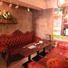 ★牛革ラグジュアリーソファー席★大きめ ゆったりソファー席で楽しい肉会♪ 栄・伏見・矢場町・大須周辺で、女子会、ママ友会等のガールズパーティに最適♪ 解放感ある広い店内は落ち着いたシックな雰囲気【女子会】オススメ★