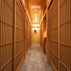 扉付きの個室をご用意しており、周りを気にすることなく、プライベートな空間でお食事や会話をお楽しみいただけます。完全に仕切られた空間なので、接待や大切な集まりにも最適。リラックスして過ごせる静かな雰囲気の中で特別なひとときをお過ごしいただけます。どんなシーンにも対応できる、安心して利用できる個室です。