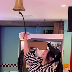 鐘を鳴らして全員に1杯おごろう！