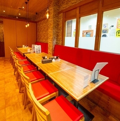 8名様掛けのテーブル席を完備しております。歓送迎会や会社宴会、2次会など各種ご宴会にもご利用いただけます◎