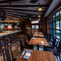 窓側のテーブル席。