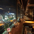 駅直結でビル9階に位置する当店では夜景を見ながらお食事を楽しめるテーブル席をご用意しております。景色を楽しみながら美味しい料理を食べれば盛り上がること間違いなし。雰囲気バツグンなので記念日やデートにもピッタリなお席で心に残る思いでになること間違いなし！