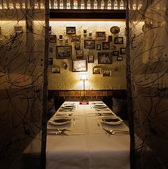 4名様でご利用いただける半個室のボックスシートです。隣の席から見えない造りになっており、親しいご友人やご家族との食事、デートにも人気です。静かで落ち着いた空間で、食事をご堪能ください。