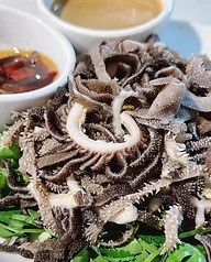 大人気の牛センマイの胡麻ソース旨つけ