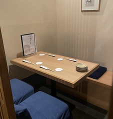 4名様個室が2つございます。デートからご家族、接待等まで、じっくりと語らうことのできる空間です。