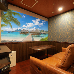ふかふかソファーのシアタールーム!カップルでのご利用におすすめな部屋でございます。
