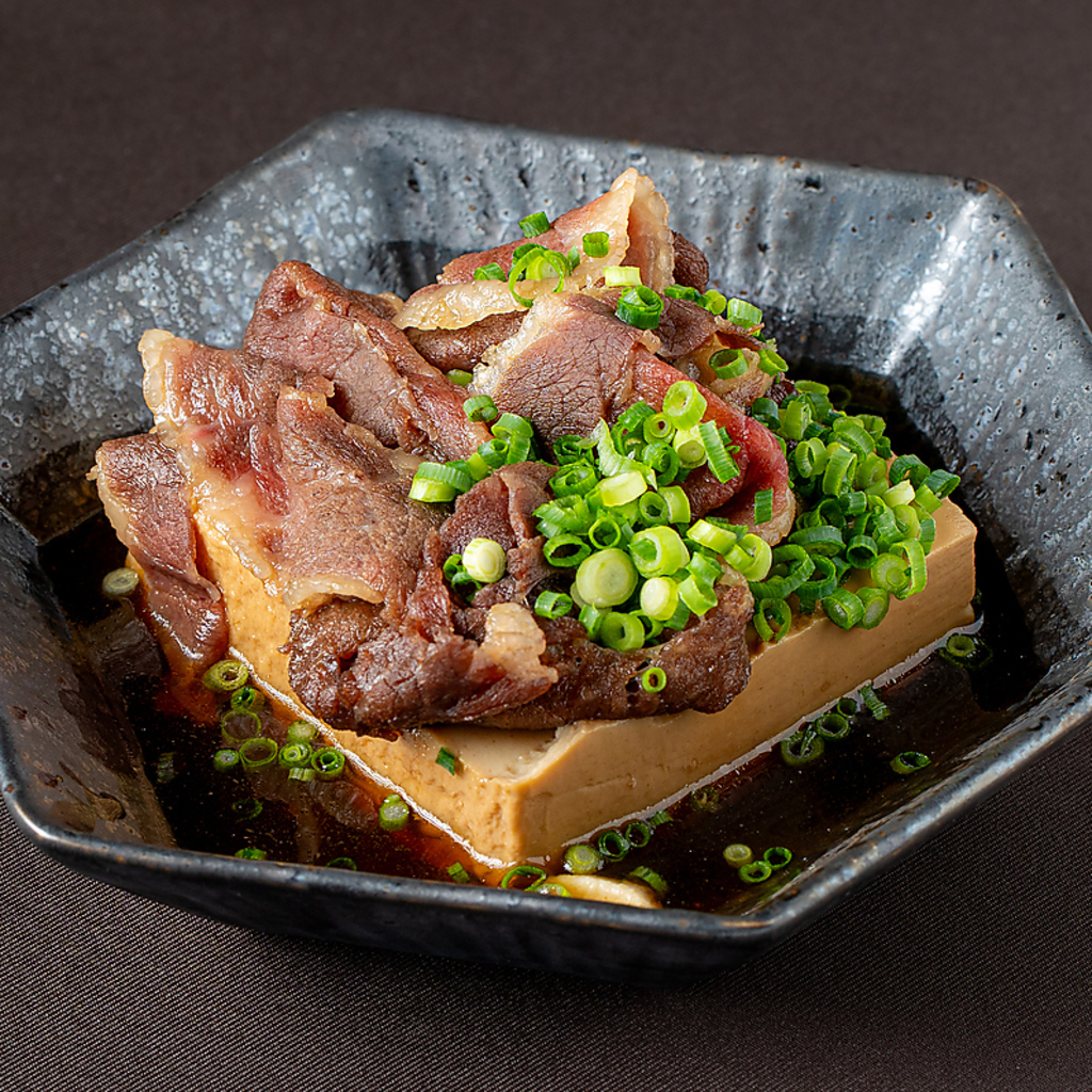お肉と一緒に煮込んだ味のしみこんだ肉豆腐は絶品です。