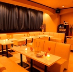 宴会にオススメ！白を基調にした全席ソファのパーティースペース☆カラオケ、TV設備充実！！