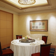 個室のご利用に際しましては、個室利用料を頂戴いたします。　※料金：桃泉・桃源・桃里（1室につき）6,300円/桃泉（2部屋）12,600円/桃嶺12,600円（サービス料・消費税込）　※個室のご利用時間は2時間とし、所定の時間を超過した場合は、追加料金を頂戴いたします。