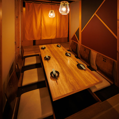 【完全半個室】新横浜でゆったりと過ごせる“大人の和食居酒屋"。落ち着いた灯りに包まれた半個室は、周囲を気にせずお食事を楽しめる特別な空間です。上質な和食と旬の味わいを、しっとりとした雰囲気の中で堪能でき、デートや会食、接待にも最適。大切な方との時間を、静かで心地よい半個室でお過ごしください。