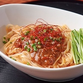 秋田観光でお越しの際は必見!秋田名物としてお馴染みの伝統の郷土料理を「ぐらん炭流」にアレンジしてご提供しております。地元の味を大切にしながら、よりお酒に合うよう工夫を凝らしたメニューは驚きの連続です。ここでしか味わえない秋田の美味しさを、温かいおもてなしと共にたっぷりとお楽しみください。