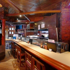 カウンター席は、一人でゆっくり食事を楽しみたい時に最適です。目の前で焼き上げられる焼き鳥や鉄板料理を楽しむ贅沢なひととき。仕事終わりにひとりでふらっと立ち寄って時間を過ごしたい方にもぴったりです。温かい照明と落ち着いた雰囲気の中で、美味しい料理と共に自分だけの特別な時間を満喫できます。