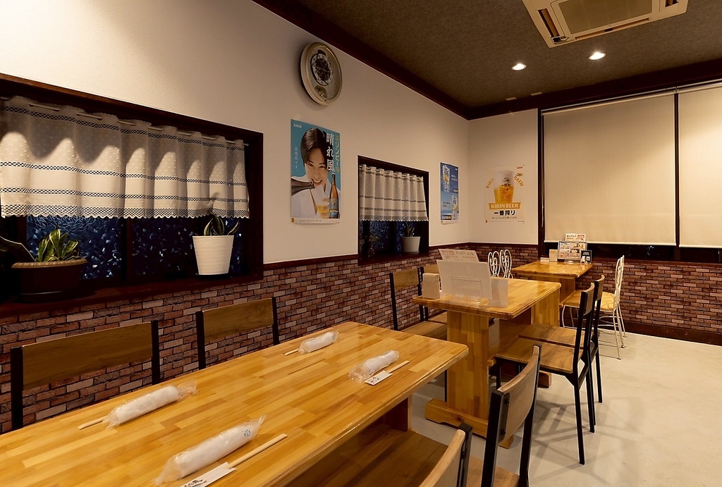 木の温もりを感じるアットホームな店内。ご家族や友人との食事から各種宴会まで幅広い場面に最適です