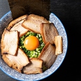 【定食屋さんが本気で作った魚介つけ麺】月火水限定！魚介つけ麺 炙り焼豚ネギ玉ざんまい1300円。ランチタイムは半ライス無料 -上級者のお召し上がり方-1.チャーシューをご飯に乗せて豆板醤とネギ玉乗せて食す。2.つけ麺を卵に付けて食す。3.最後の〆はスープ割りにして食す。