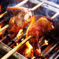 料理メニュー写真 名物「淡路鶏 山賊焼き」山椒醤油　かぶりつき手羽むね肉焼き