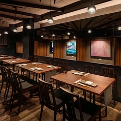 壁には、闊達な絵筆が踊る絵画の数々