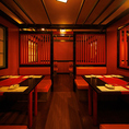 格子で程よく区切られたスタイリッシュな半個室！大人数でも対応可能なゆとりある空間は、会社の宴会、歓送迎会にもピッタリ！照明が空間を包み込み、会話も弾む上質なひとときをお届けします！