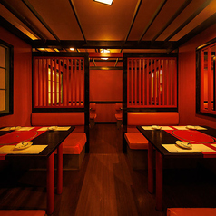 格子で程よく区切られたスタイリッシュな半個室！大人数でも対応可能なゆとりある空間は、会社の宴会、歓送迎会にもピッタリ！照明が空間を包み込み、会話も弾む上質なひとときをお届けします！