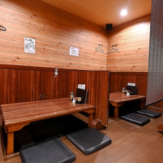 最大40名まで対応可能な座敷席は、会社の宴会や歓迎会、送別会、二次会など、大人数での集まりに最適です。広々としたスペースで、みんなで盛り上がりながら、ゆったりとくつろげます。壁一面に施されたレンガやレトロな調度品が、特別感を演出し、忘れられないひとときを提供します。