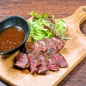 当店イチオシ！「牛ハラミのあぶり」や「肉盛り三種盛り合わせ」など上質なお肉が味わえる肉料理をぜひご賞味ください。お酒に合う逸品を多数ご用意しております。