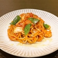 料理メニュー写真&nbsp;モッツァレラチーズとバジルのトマトパスタ