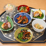 おばんざい7品と窯炊きご飯と味噌汁が付く贅沢プレート