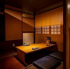 様々なタイプの半個室、個室をご用意しております♪仕切りが入りこちらのお部屋は3名～12名様までカスタムできます！※ご予約状況によりお席を変更させていただく場合がございます。ご了承ください。