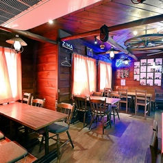 【貸切で特別なひとときを】最大82名まで収容可能な広々とした空間を貸切でご利用いただけます。70名からご予約相談可能で、会社の宴会や結婚式の二次会、大人数の集まりに最適です。西部劇風のレトロな雰囲気の中、炭火焼き鳥や鉄板料理を囲みながら、飲み放題プランで盛り上がること間違いなし！