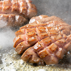 仙台仕込みの厚切り牛タン焼きを贅沢に味わえる名物料理