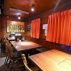 友人や同僚とのカジュアルな集まりにぴったりなテーブル席。広々としたスペースで、会話も料理も楽しめます。仕事帰りの軽い飲み会や、週末のリラックスしたディナーに最適。西部劇風の内装が食事の楽しさを一層引き立て、居心地が良く、ついつい長居したくなる空間です。