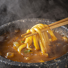 鶏出汁の旨味溢れる！旨辛石焼きカレーうどん〜〆はオーブン焼きチーズリゾットで味わい尽くす〜の写真