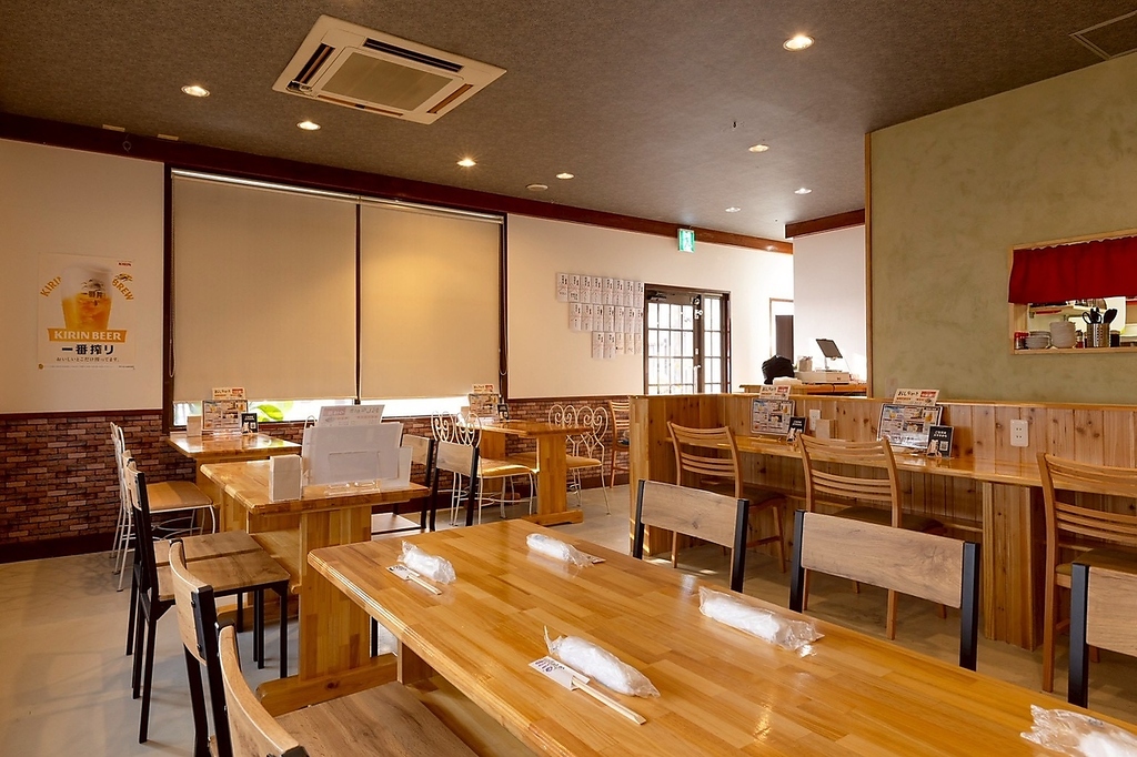 明るく清潔感のある店内。お一人様でも気軽に入りやすい雰囲気です。お仕事帰りの一杯に是非どうぞ♪