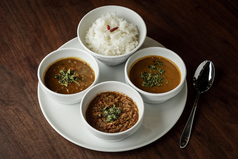 名物薬膳カレーは、ディナータイムも一番人気。