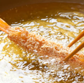 美味しい料理とともに楽しめる飲み放題付きコースをご用意しております。お料理の内容やお酒の種類をお選びいただけますので、シーンに合わせてお楽しみいただけます。デートやご宴会、女子会にぴったりのコースをぜひご堪能ください！