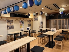 木目調のテーブルと黒いクッションの椅子が並ぶ店内は、総席数24席をご用意しております！天井には色鮮やかな提灯が飾られ、壁にはポスターが貼られた賑やかでアットホームな雰囲気が自慢です♪少人数でのご利用はもちろん、大人数でのご宴会にも最適なお席をご案内いたします。皆様で楽しいひとときをお過ごしください◎