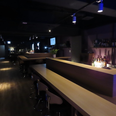 お洒落なカウンターで飲むのもアリ★