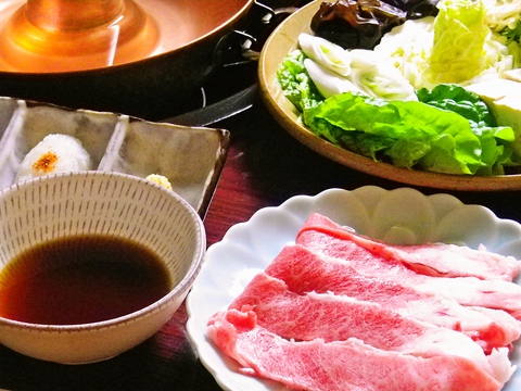 明治創業の登起波牛肉店の分店。牛丼からステーキまで米沢牛をカジュアルに味わえる。